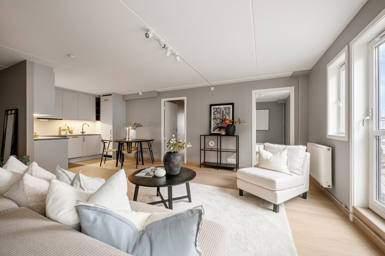 Her er det god plass til sofagruppe med tilhørende møblement og spisebord. Galleribilde