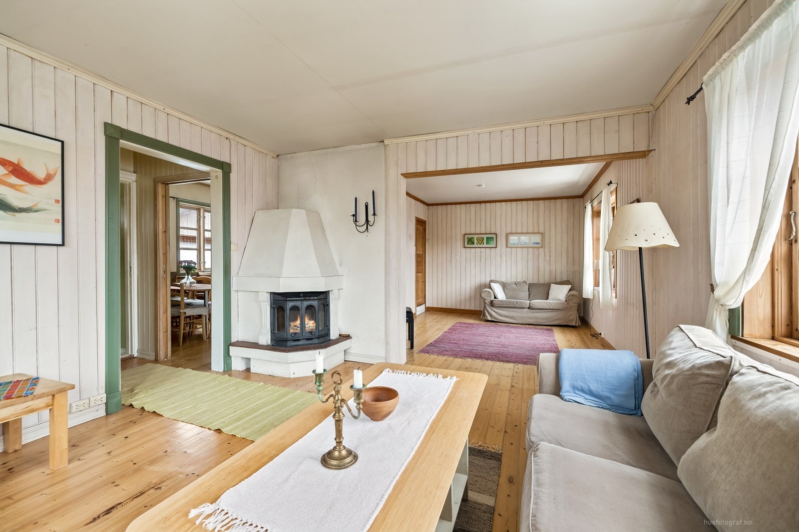 Det er både vedovn og varmepumpe i stue Galleribilde