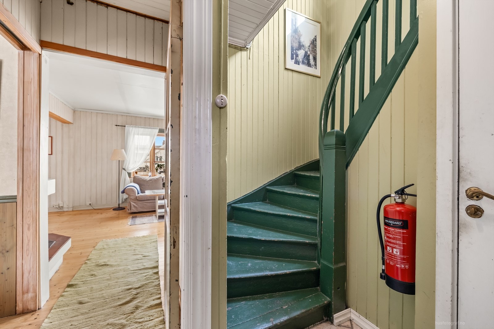 Det er videre adkomst til stue samt trapp til boligens 2. etasje Galleribilde