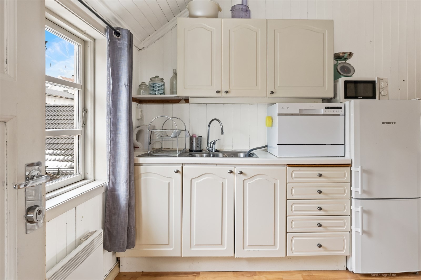 Det er frittstående hvitevarer på kjøkken Galleribilde