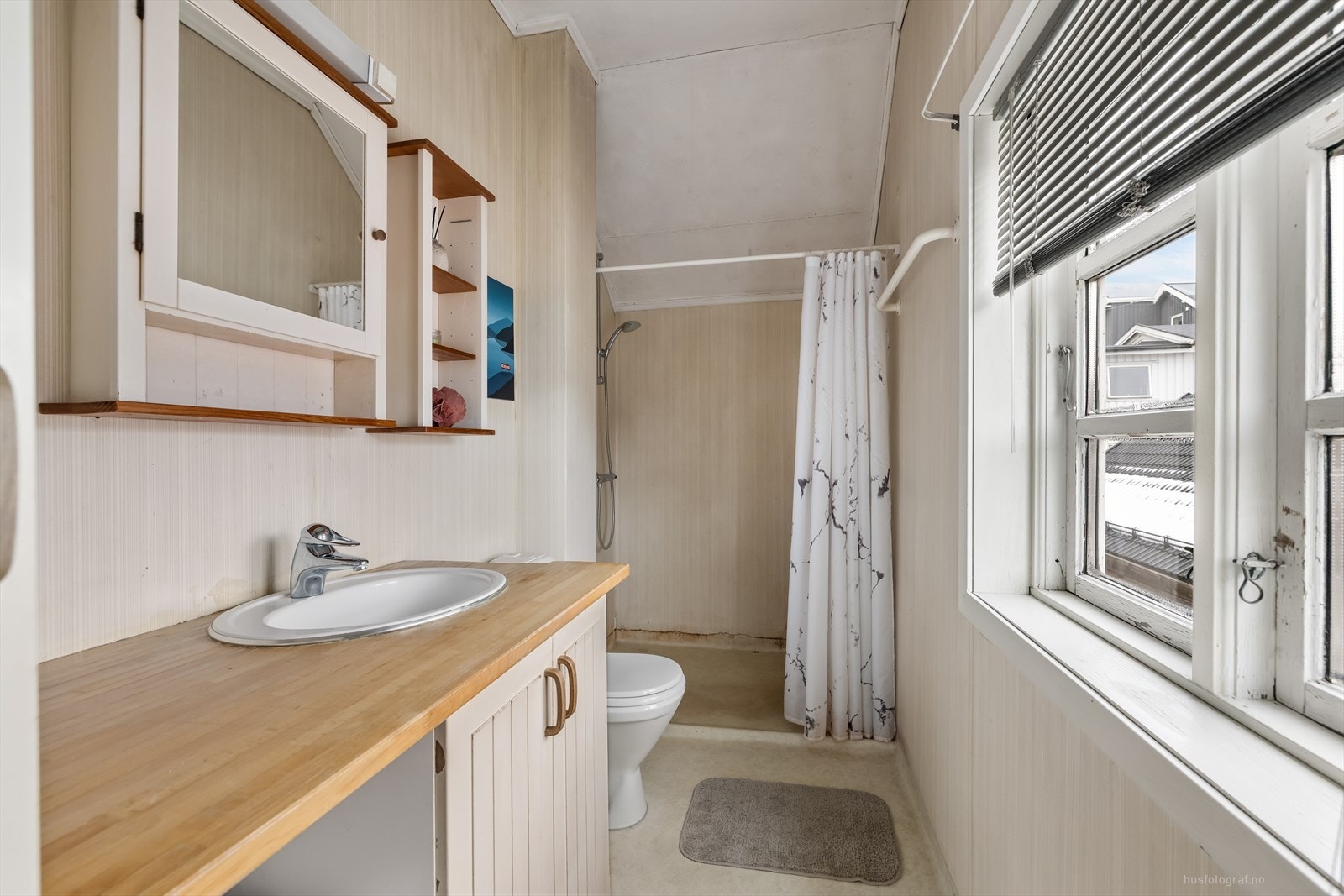 Bad med belegg på gulv og tapet på vegg Galleribilde