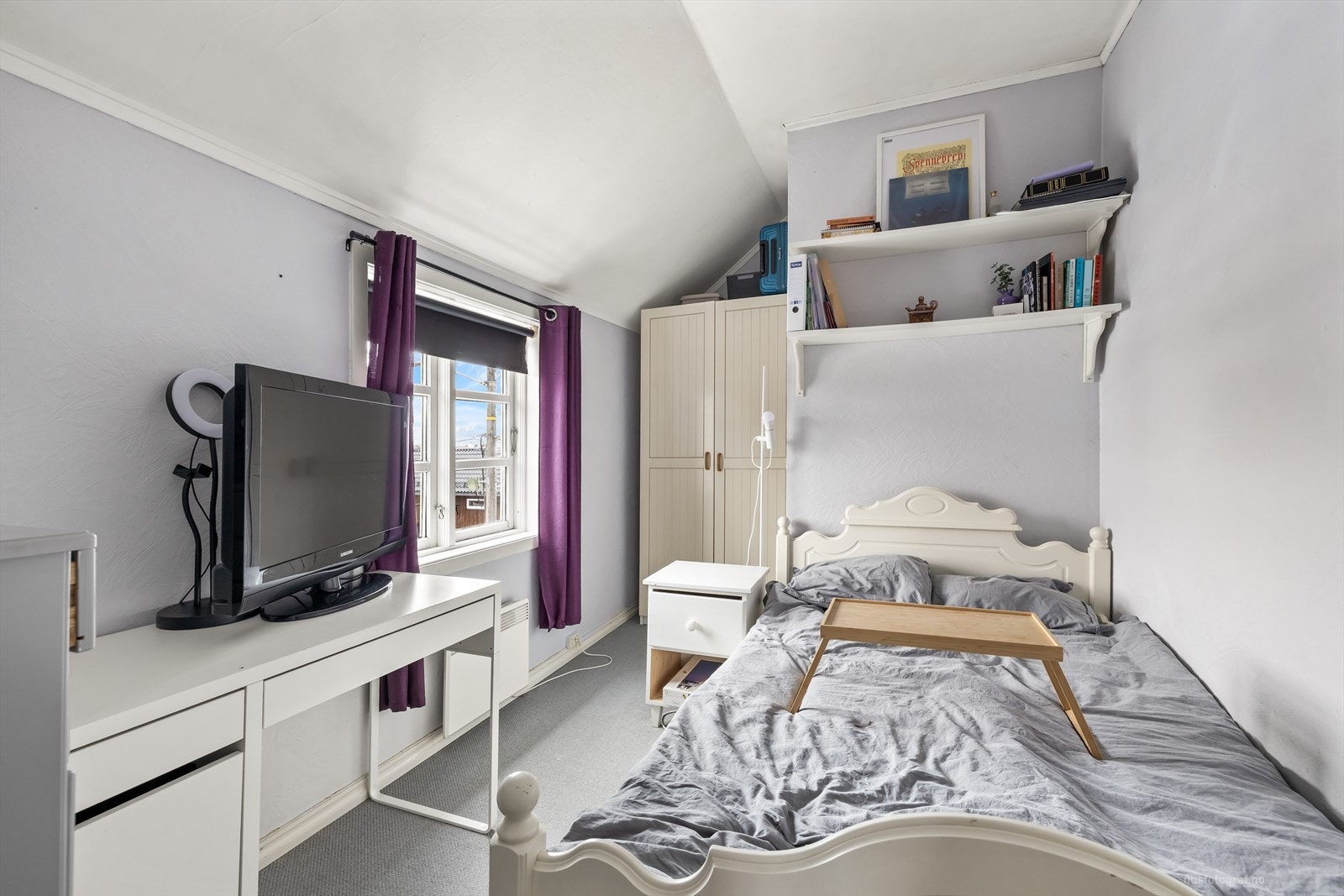 Soverom med plass til seng og kommode Galleribilde