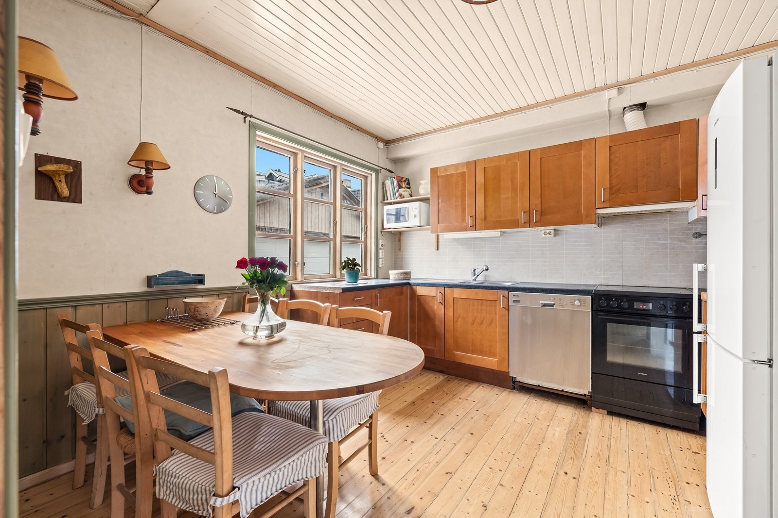 Kjøkkeninnredning med slette fronter og benkeplate av laminat Galleribilde