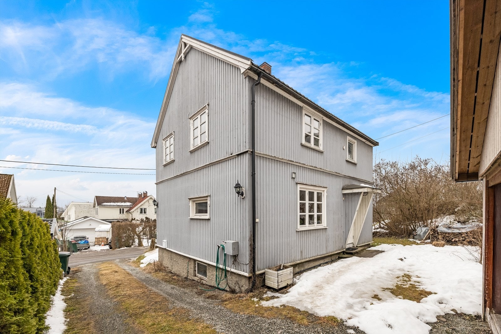 Fra boligen er det kort gangavstand til flere barnehager og skoler Galleribilde