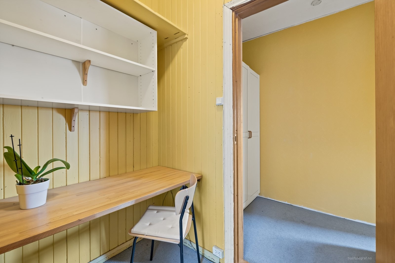 På soverommet er det plass til seng og kommode Galleribilde