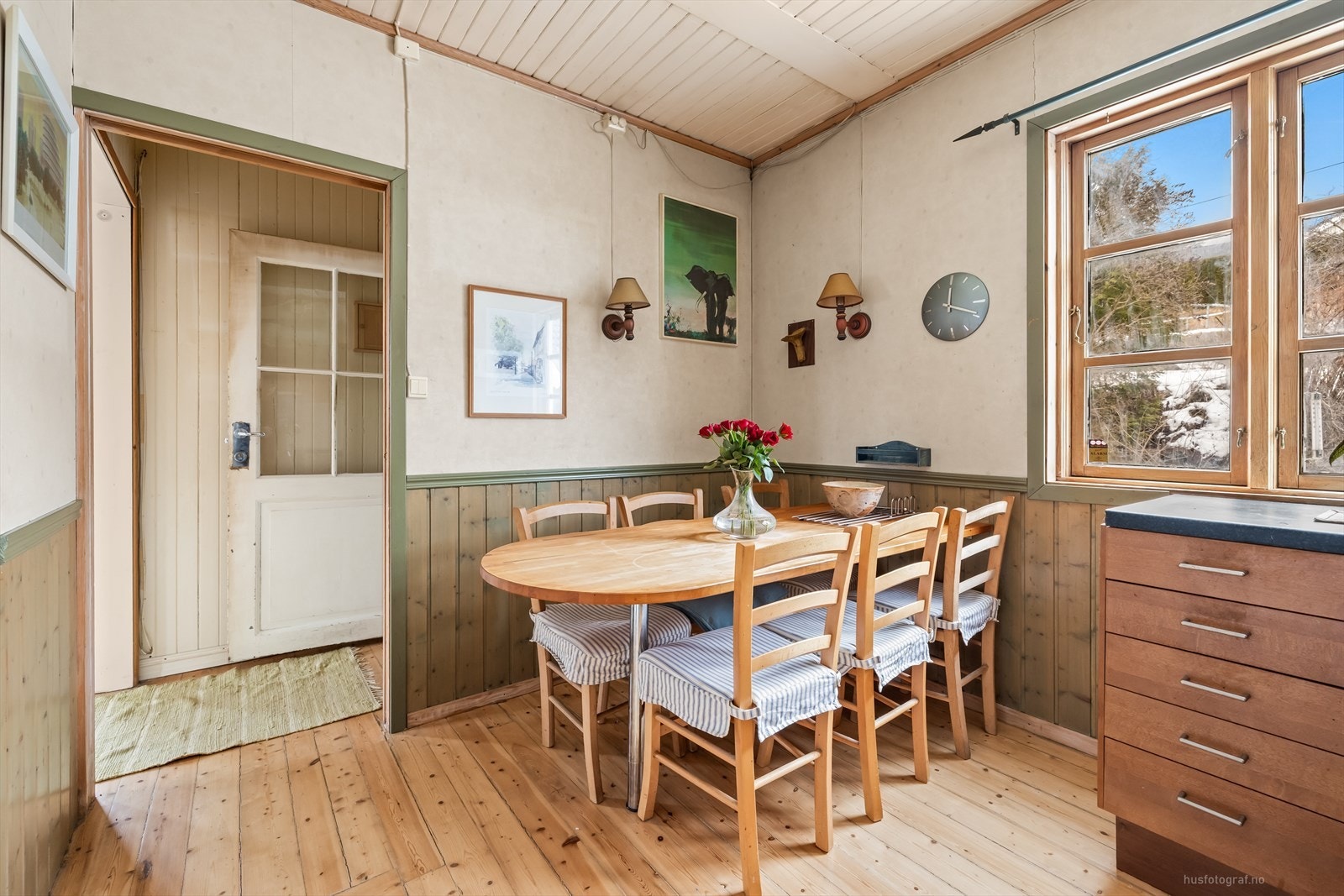 God plass til spisebord på kjøkkenet Galleribilde