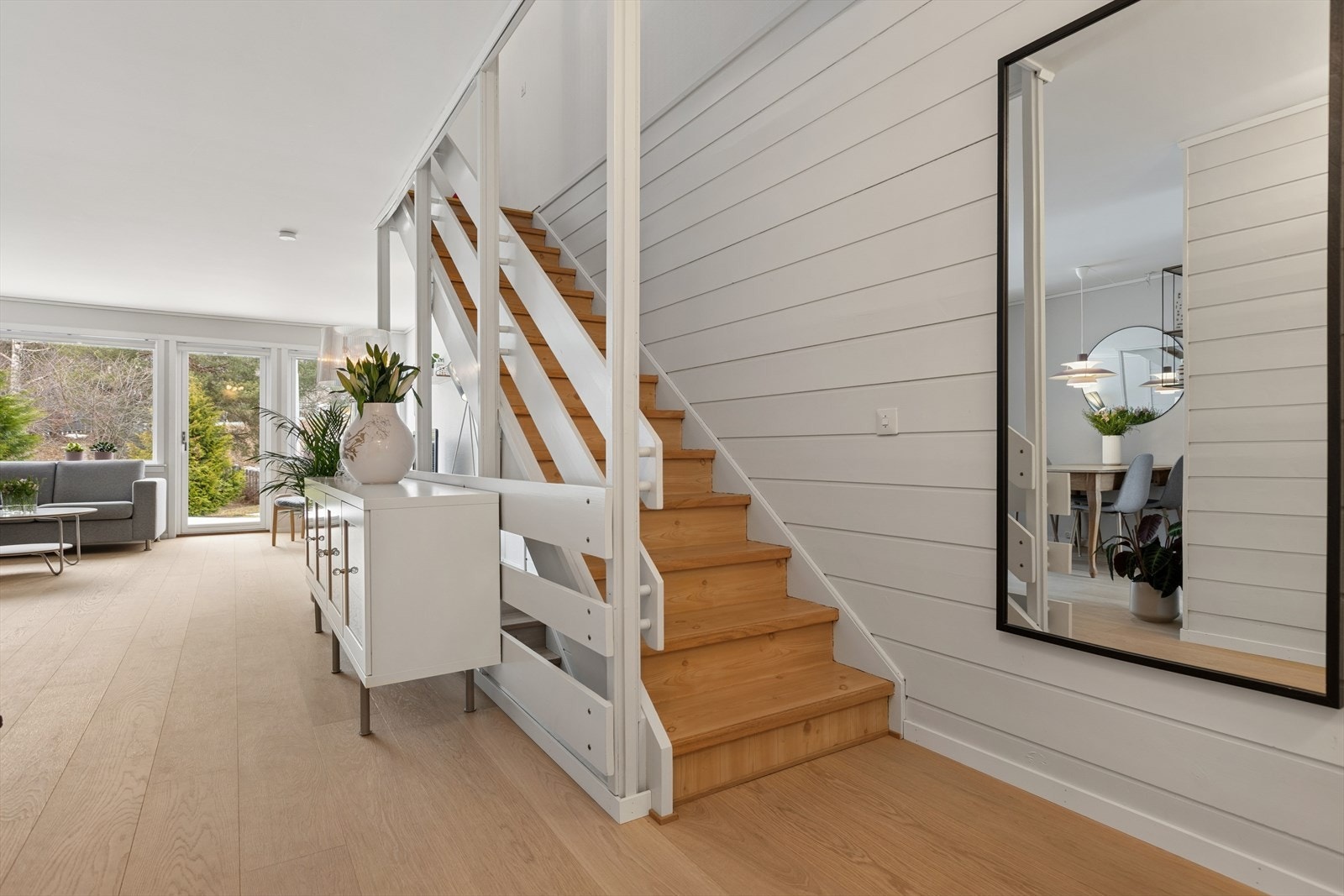 Trappen leder opp til soverommene og badet. Galleribilde