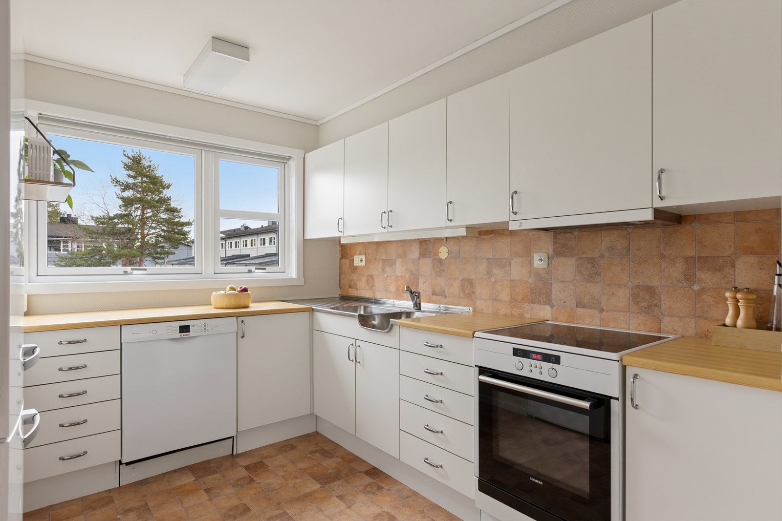 Separat kjøkken i tilknytning til stuen i 1. etasje. Galleribilde