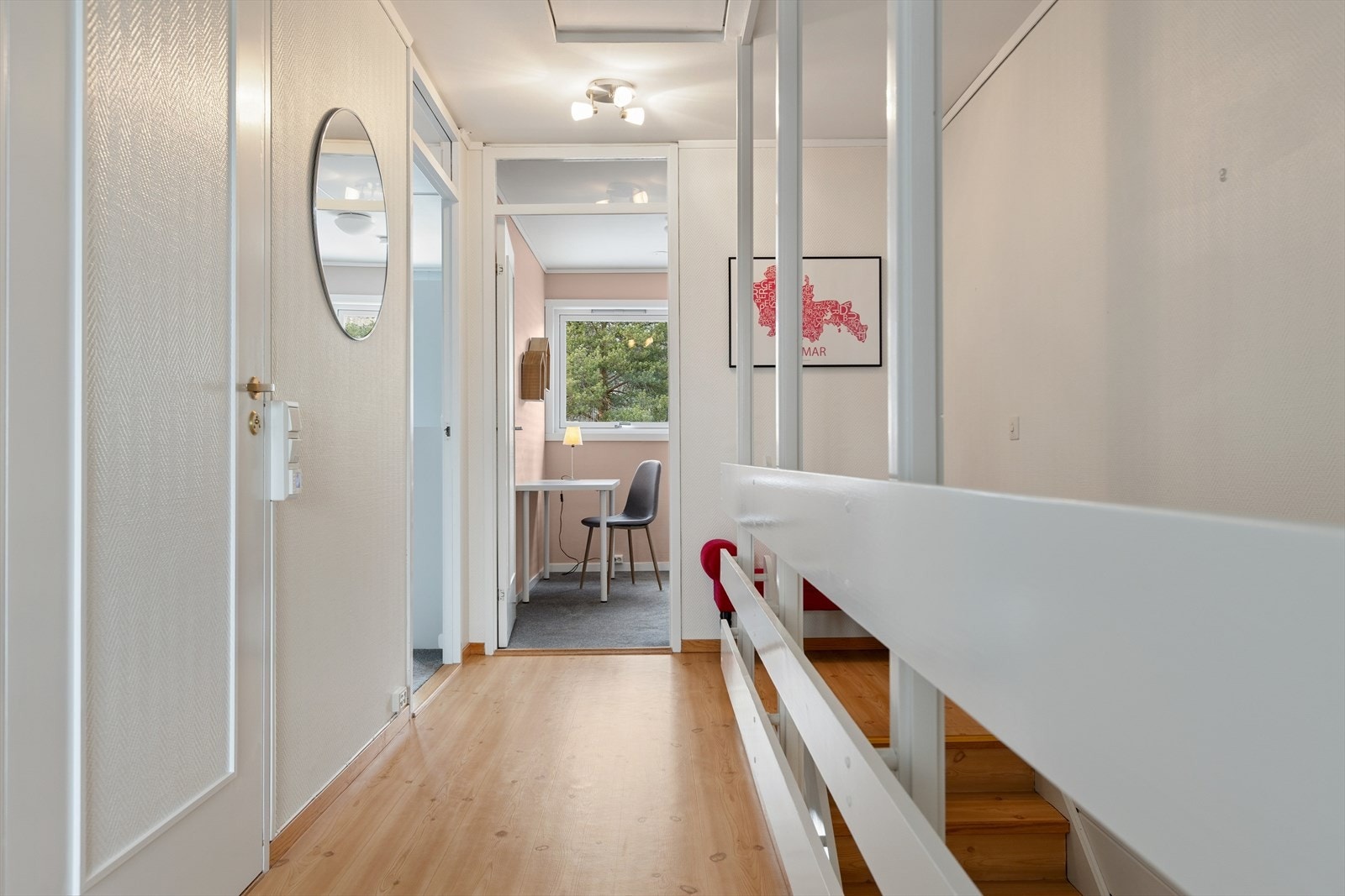 Fra gangen i 2. etasje er det adkomst til lagringsloft via luke i taket. Galleribilde