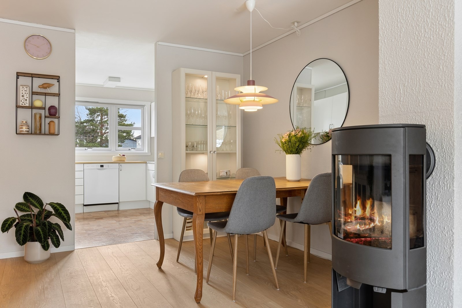 Det ble lagt nye gulv ( 1-stavs eikeparkett) på stuen i 2020. Galleribilde