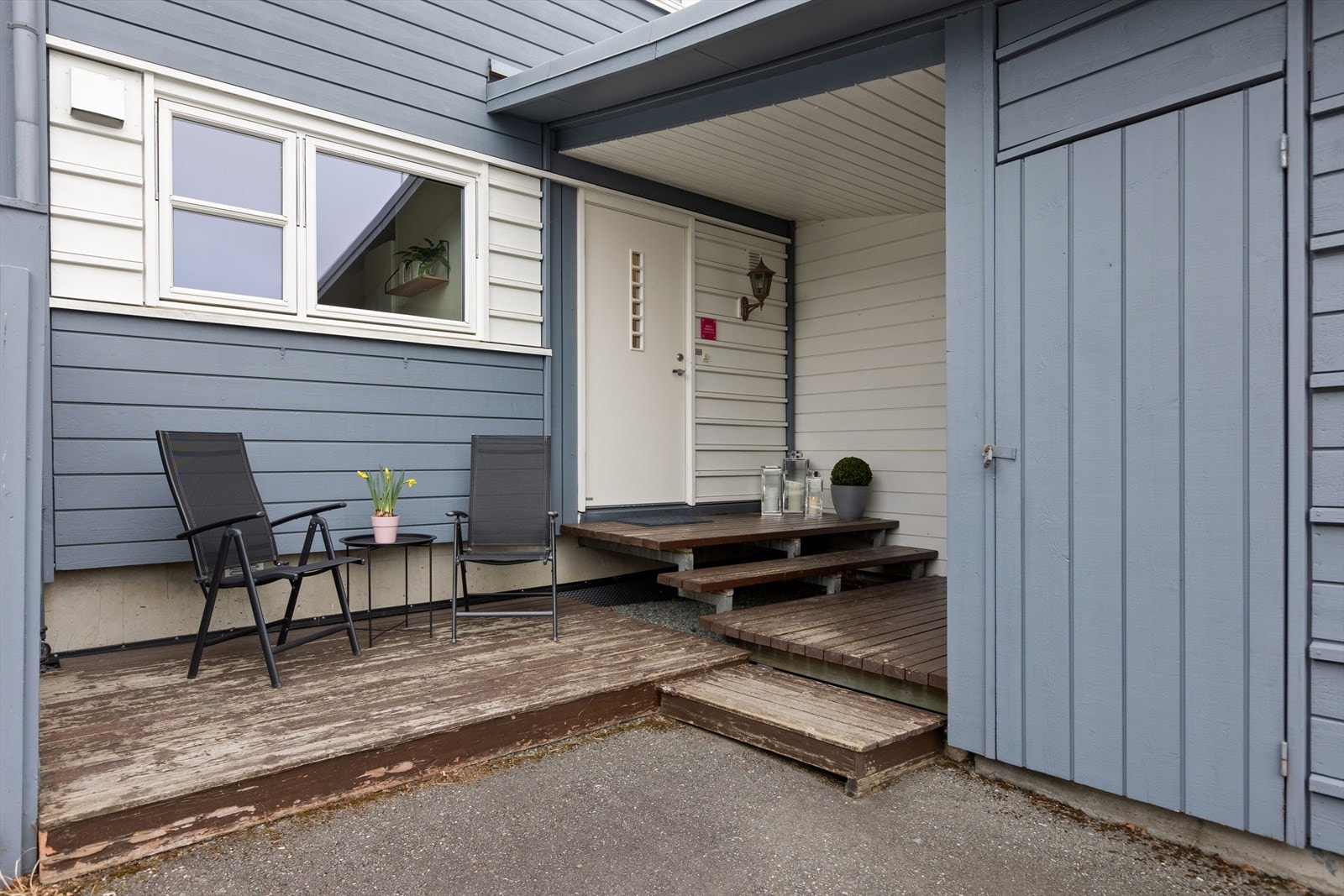 Inngangspartiet er overbygget og lunt. I tilknytning til dette er det også en sportsbod på 5m² med innlagt strøm. Galleribilde