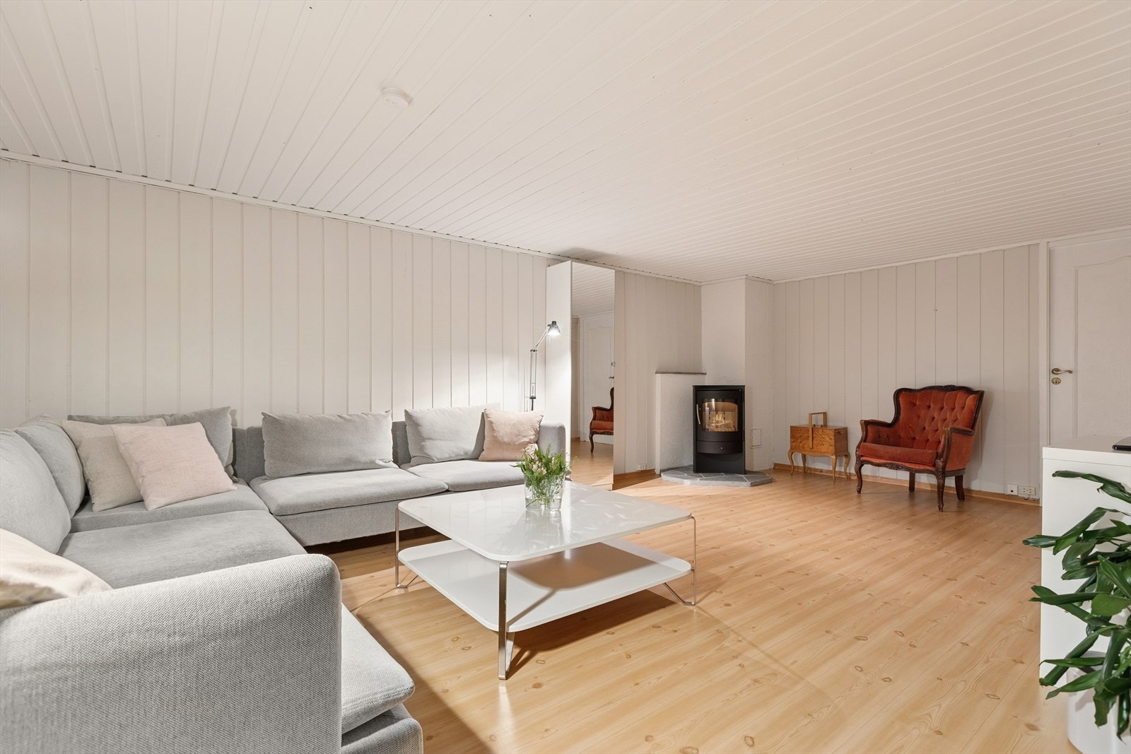 Kjellerstuen (ikke omsøkt) byr på masse plass, og sofaen kan medfølge i handelen etter nærmere avtale. Galleribilde