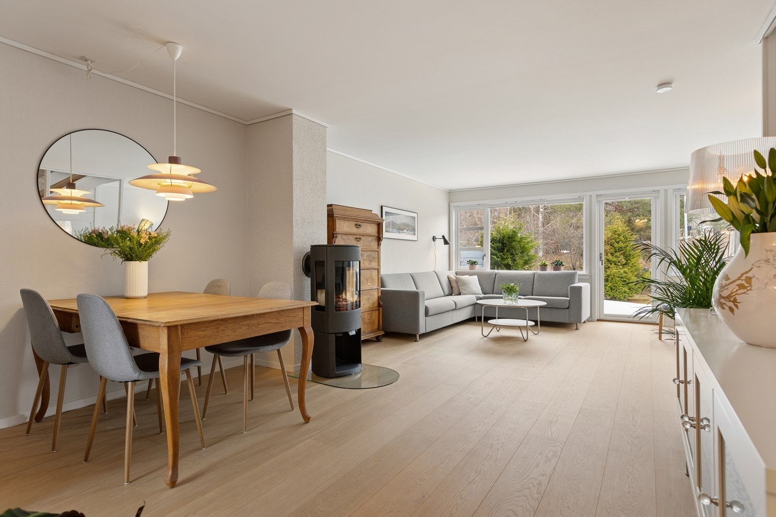 Stuearealet er på nesten 40m² og de store vindusflatene slipper inn rikelig med dagslys. Galleribilde