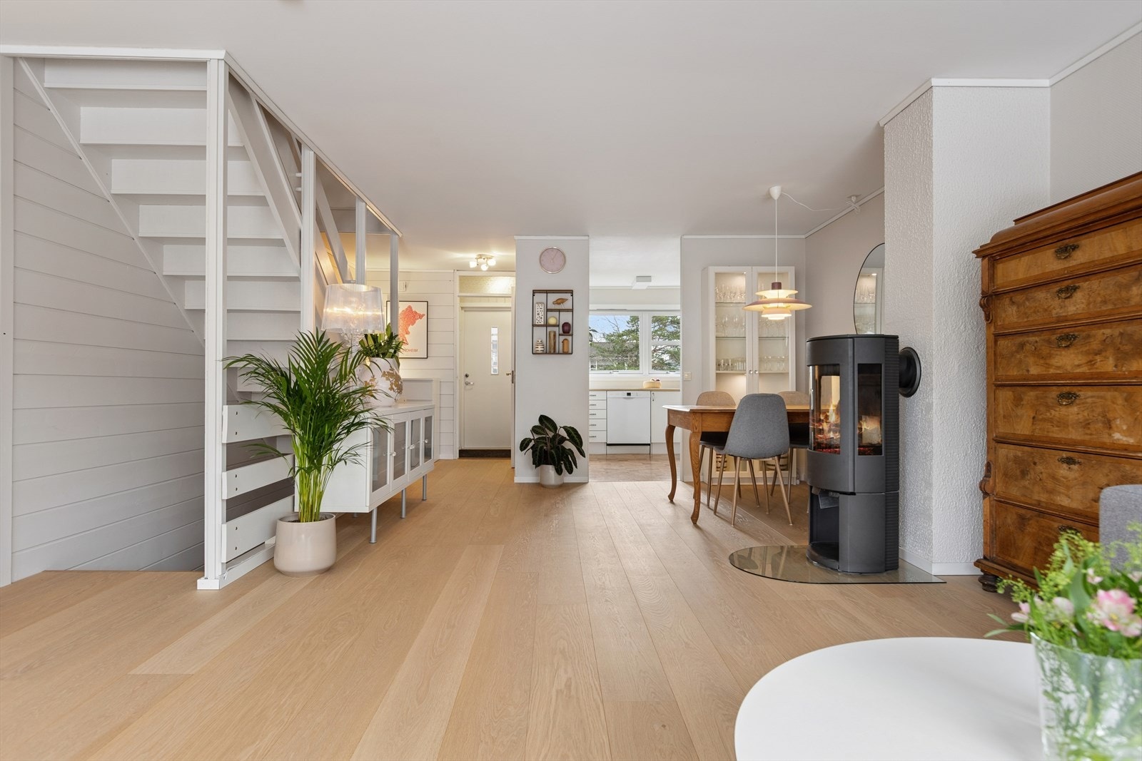 Kjøkkenet er avgrenset fra stuen. Galleribilde