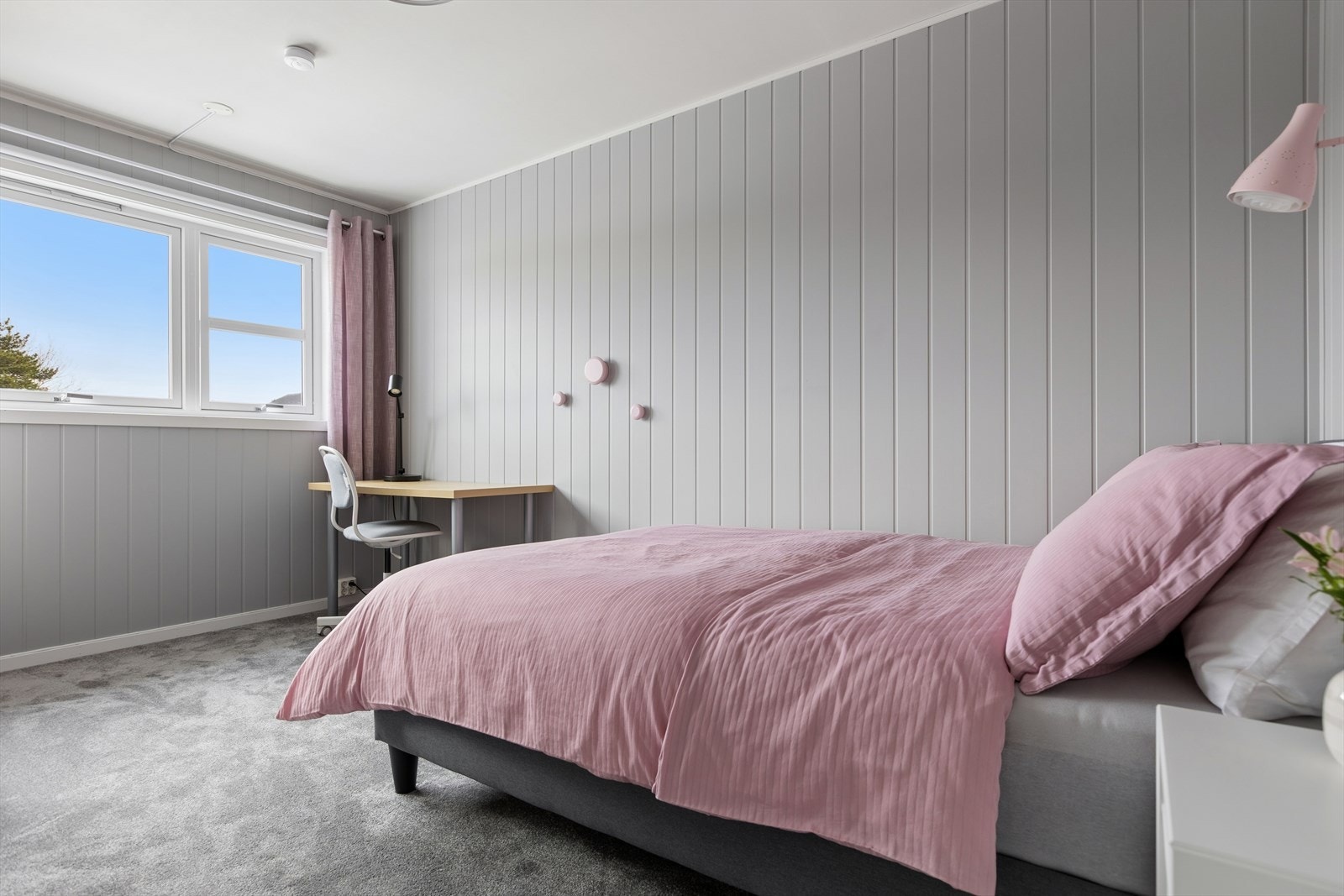 Det er i nyere tid lagt vegg til vegg teppe på gulvet for komforten sin del. Galleribilde