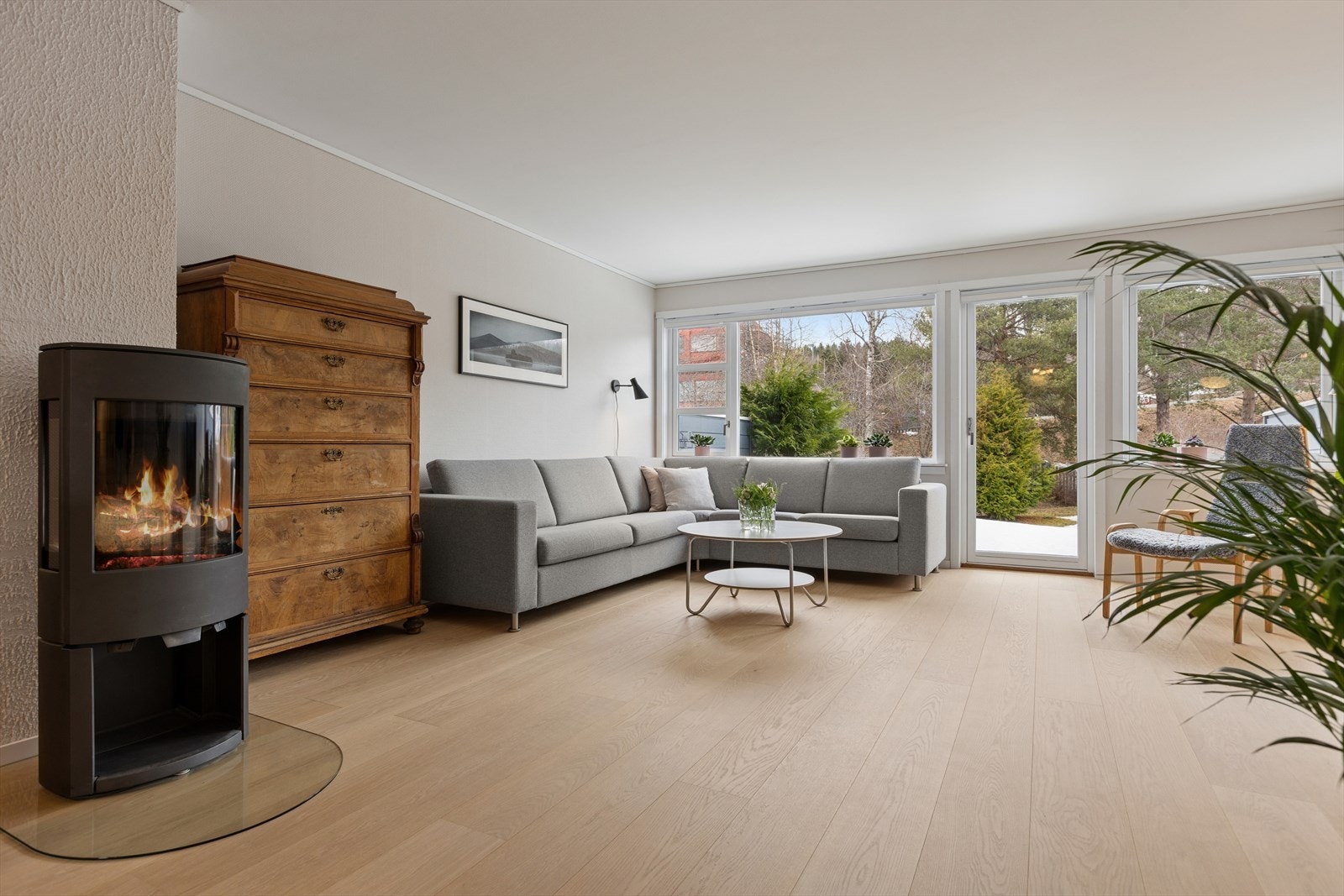 Det er montert moderne og rentbrennende vedovner i både stue og kjellerstue. Galleribilde