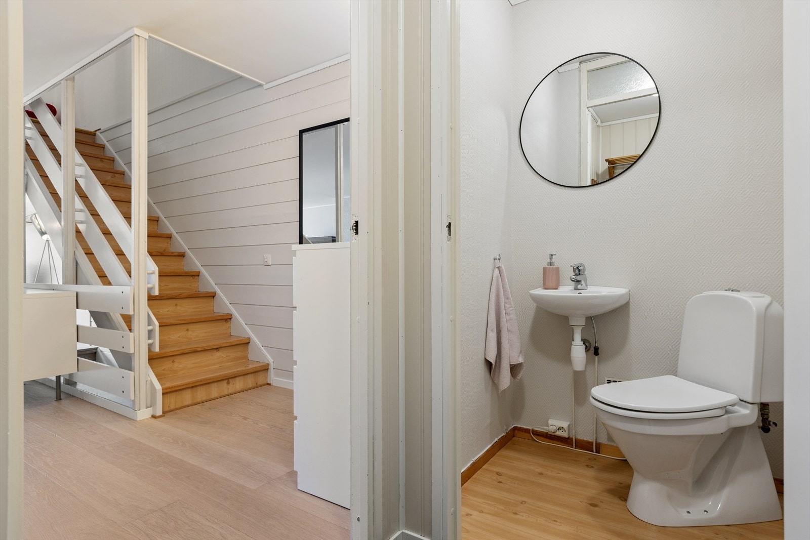 Boligen har en gjennomtenkt planløsning med blant annet et eget toalettrom rett innenfor inngangsdøren. Galleribilde