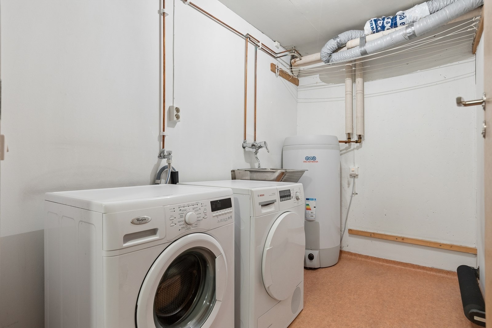 Meget praktisk med eget vaskerom hvor det er god plass til både vaskemaskin og tørketrommel. Galleribilde