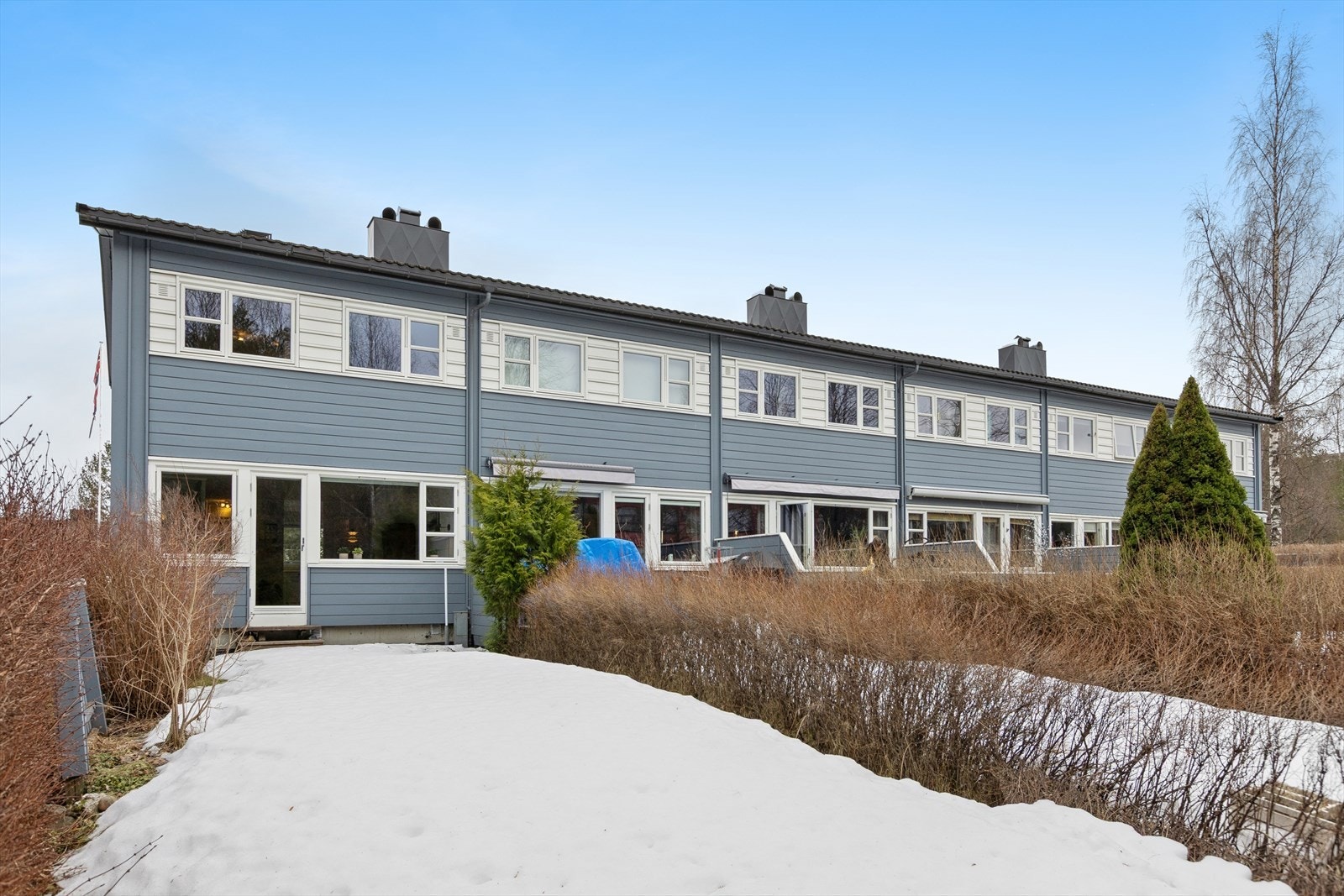 Ut fra stuen har man adkomst til en stor hage avgrenset mot naboer med blant annet hekk og gjerde. Galleribilde