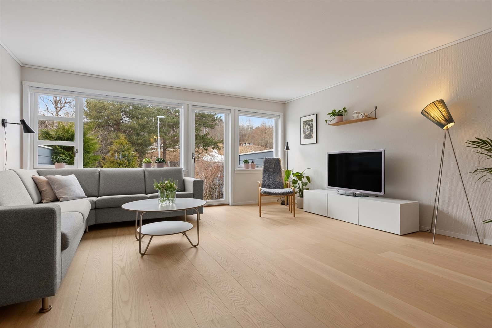 Boligen ligger flott til med uten andre bygninger i bakkant. Galleribilde