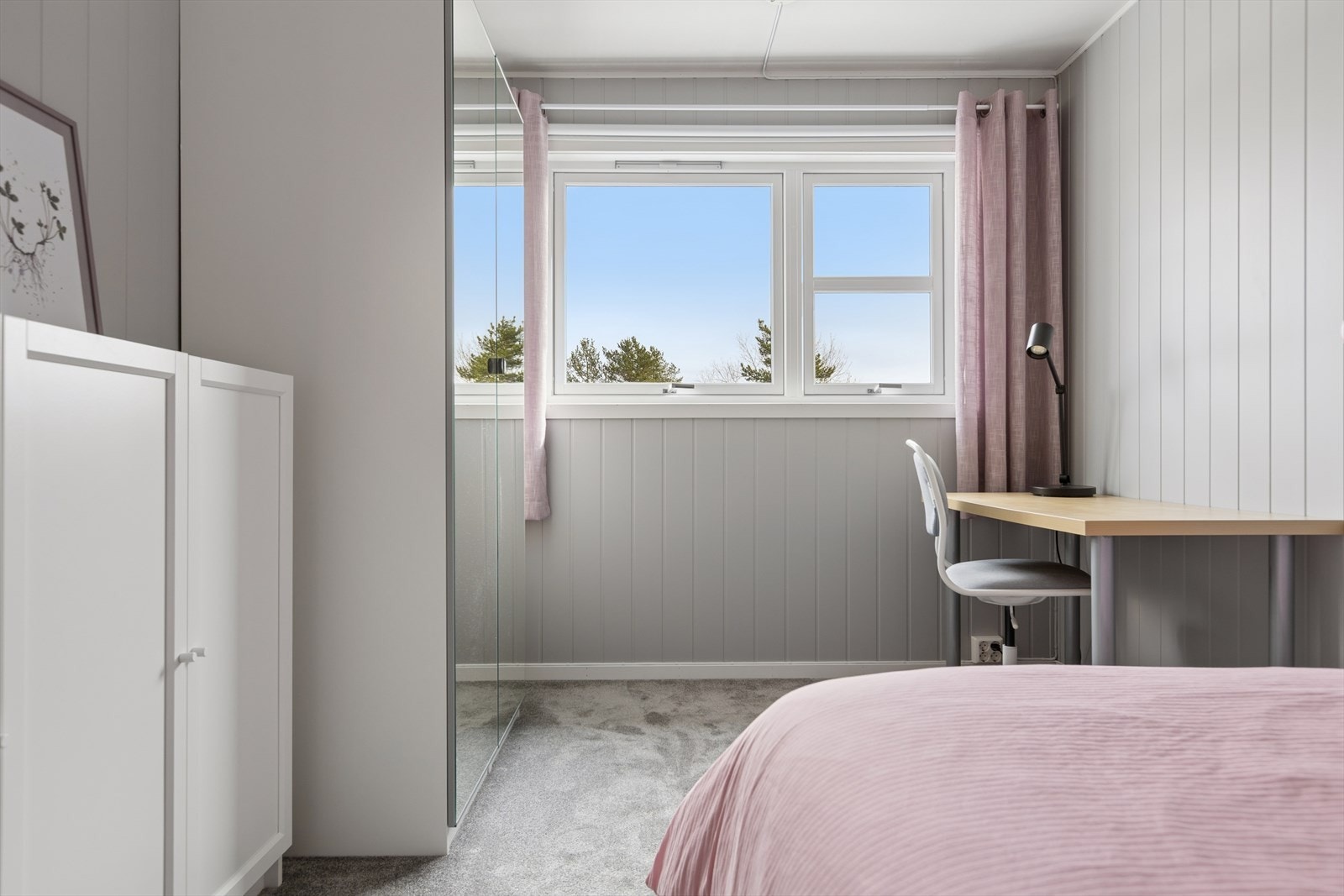 Garderobeskapene på soverommene medfølger i handelen. Galleribilde