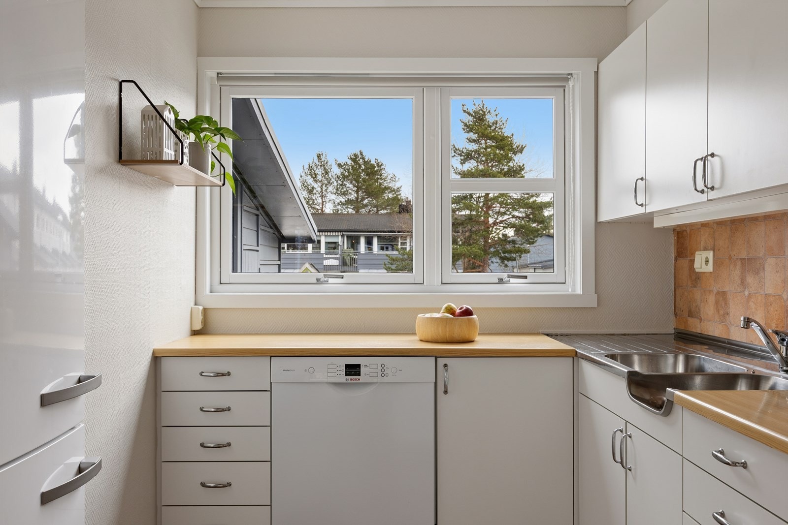 Det er montert rullegardin på kjøkkenvinduet. Galleribilde