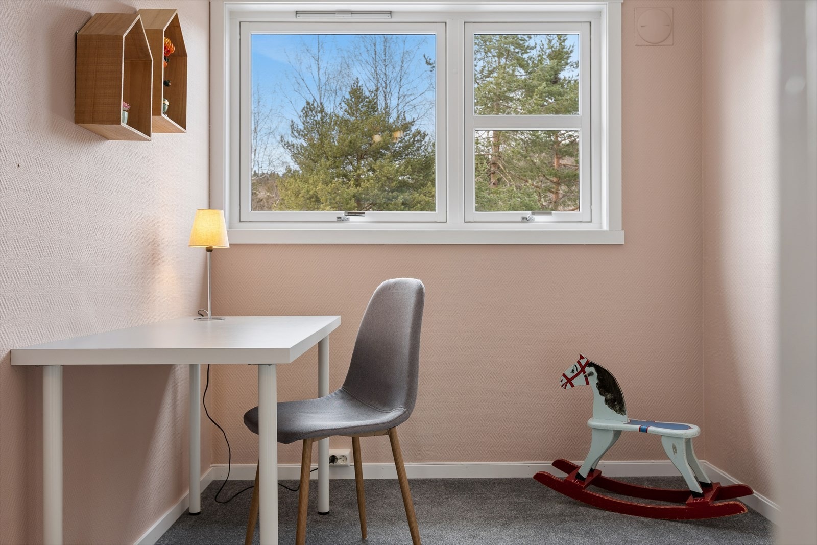 Boligen har hele 4 soverom. Alle ligger i 2. etasje. Dette er det minste soverommet som måler 6,3m². Galleribilde