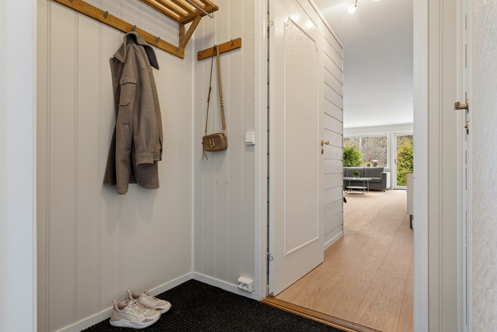 Gang med plass til yttertøy. Galleribilde