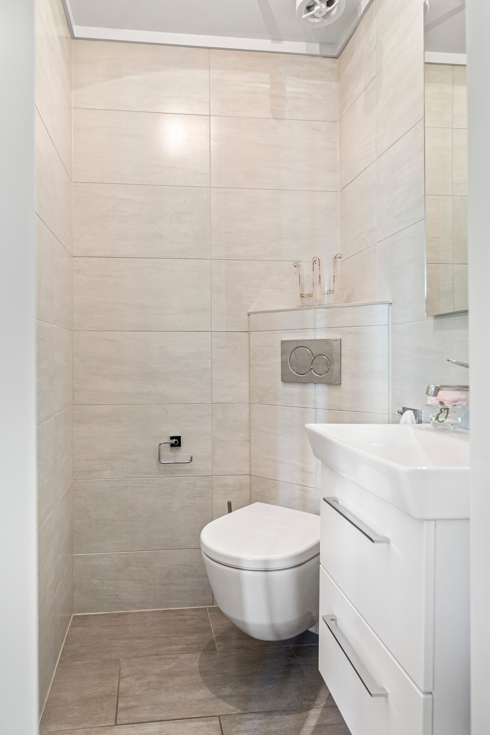 I første etasje, beleilig tilknyttet entreen, finner du et stilfullt, separat toalettrom som ble pusset opp i 2015. Galleribilde