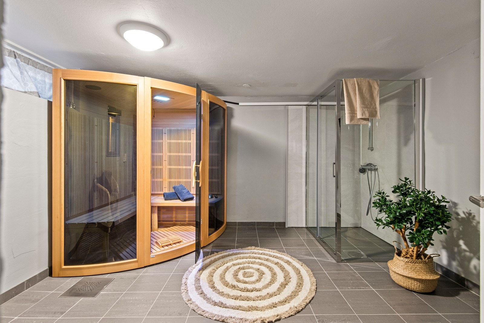 Velkommen til ditt private spa i kjelleren! Dette luksuriøse badet ble totalrenovert i 2021 og byr på en elegant kombinasjon av lysegrå malte murvegger og stilige grå fliser på gulvet, som også har deilig gulvvarme. Galleribilde
