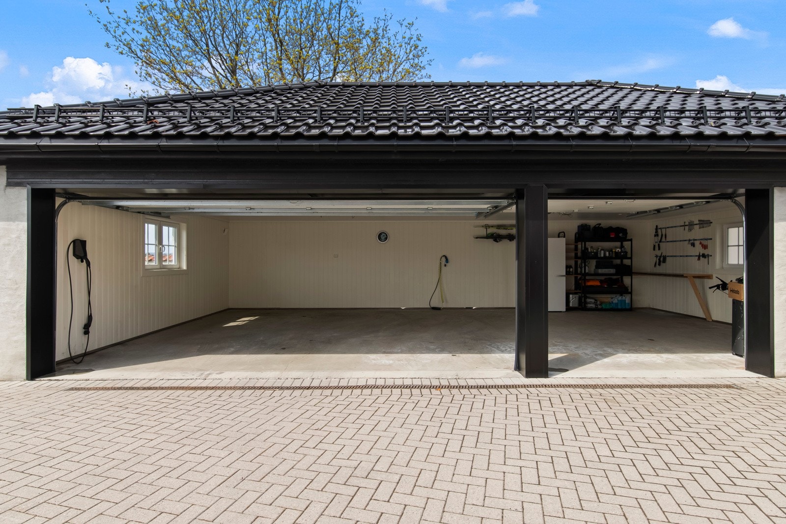 I 2015 ble det lagt ny, glassert takstein på yttertaket, og alle vinduer og dører (med unntak av kjellerdør) ble skiftet ut samme år. Galleribilde