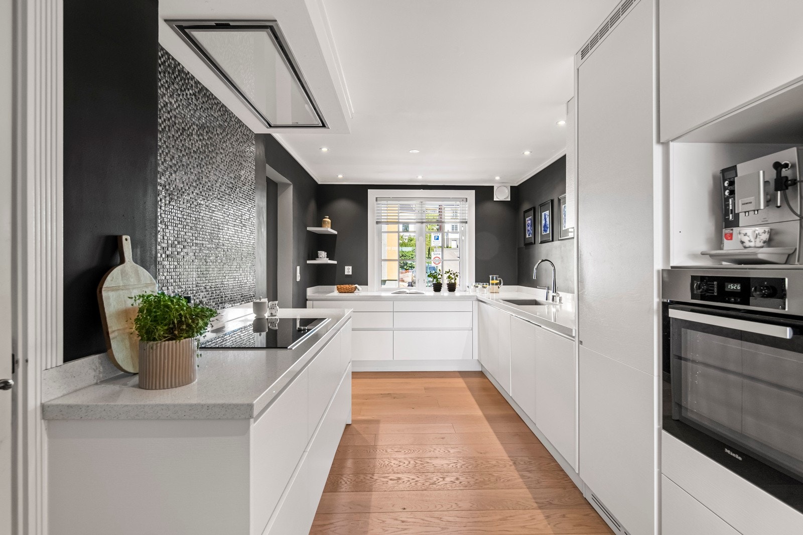 Her finner du integrerte hvitevarer som oppvaskmaskin, kjøleskap, stekeovn og koketopp, i tillegg til ventilator, praktiske benkestikk og utmerket arbeidsbelysning. Galleribilde