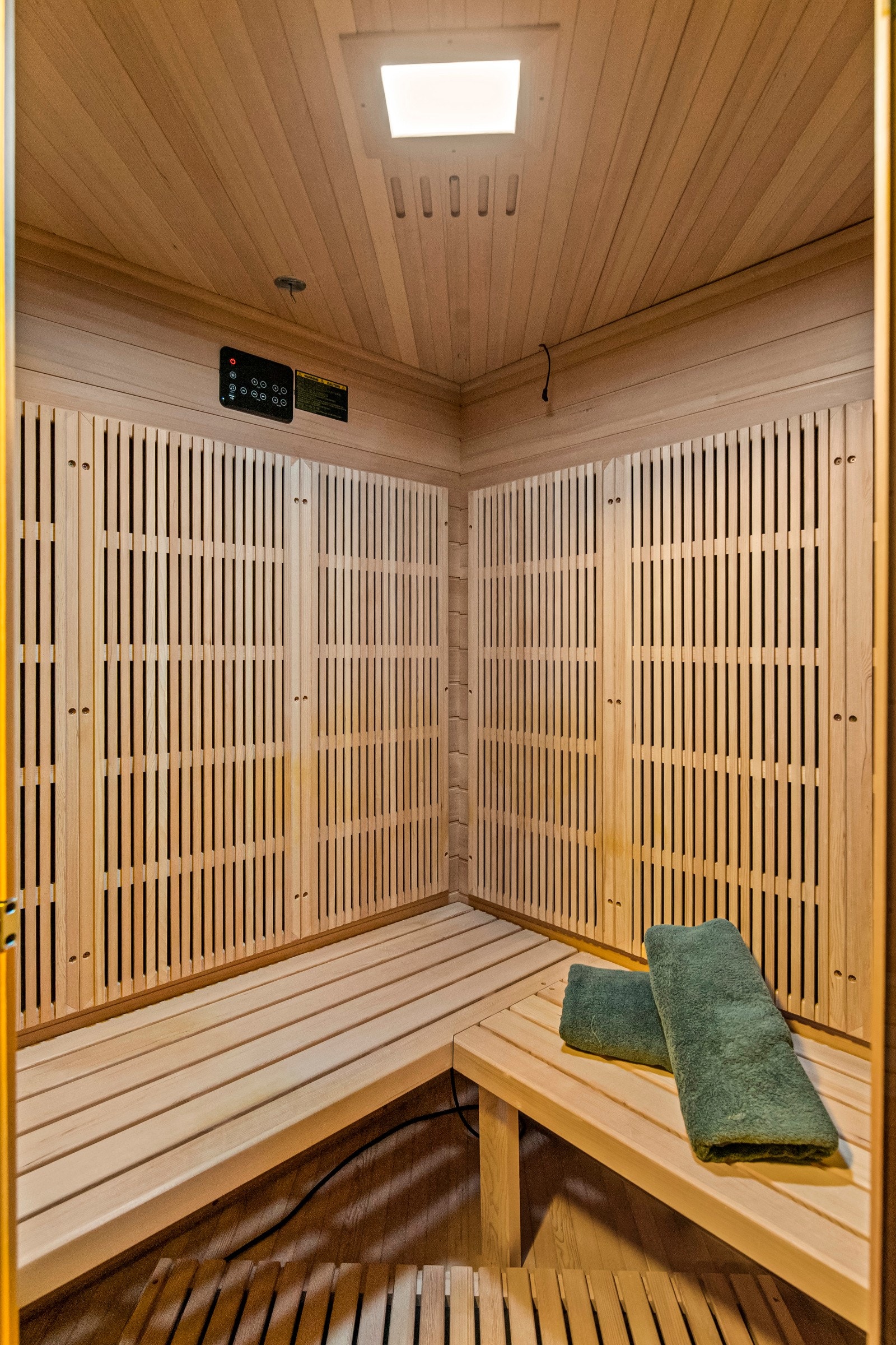 I det ene hjørnet finner du en stor, moderne infrarød badstue som inviterer til avslappende stunder. Badet er videre utstyrt med et romslig innglasset dusjhjørne, perfekt for å starte dagen friskt eller avslutte den med velvære. Galleribilde