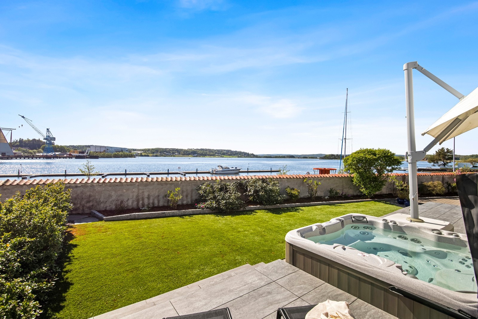 Tomten er meget pent opparbeidet, og ikke minst optimalt utnyttet for å kunne nyte lange, rolige sommerdager uten mye styr og stell. Galleribilde