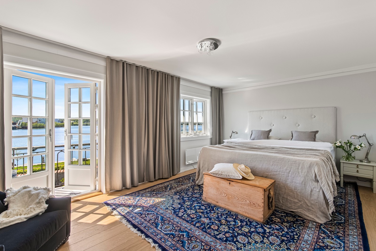 Hovedsoverommet er svært romslig og har en utgang til en vestvendt balkong med praktfull sjøutsikt - et perfekt sted for å nyte solnedgangen. Galleribilde