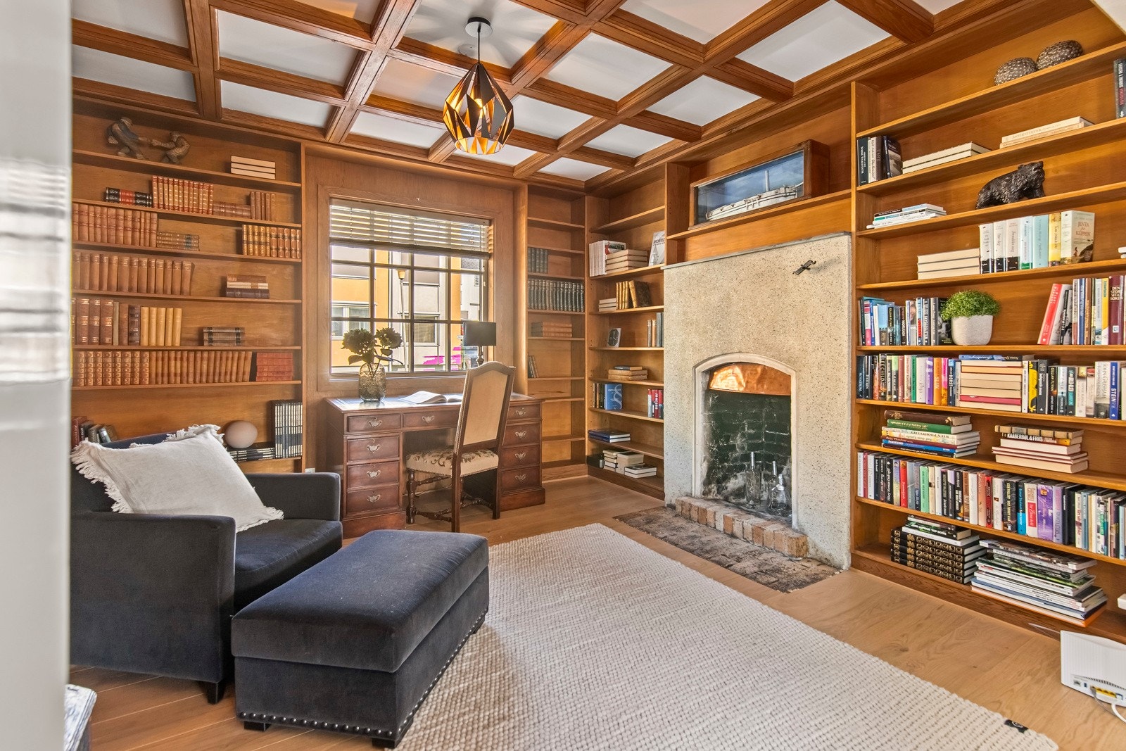 Her kan du nyte varme kvelder foran en oppmurt, åpen peis, mens stuen har en moderne gasspeis for ekstra komfort. Galleribilde