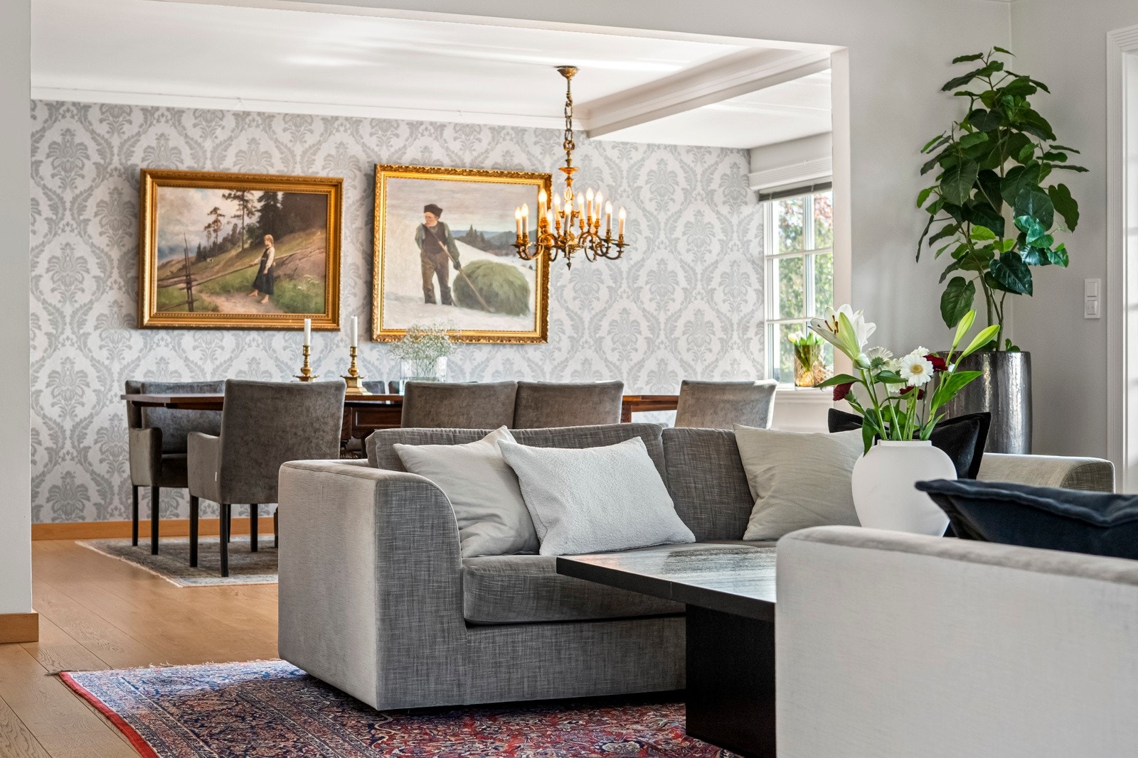 Med veldefinerte soner for møblering, gir de generøse gulvflatene rikelig plass til en stor sofagruppe og tilhørende møblement. Galleribilde