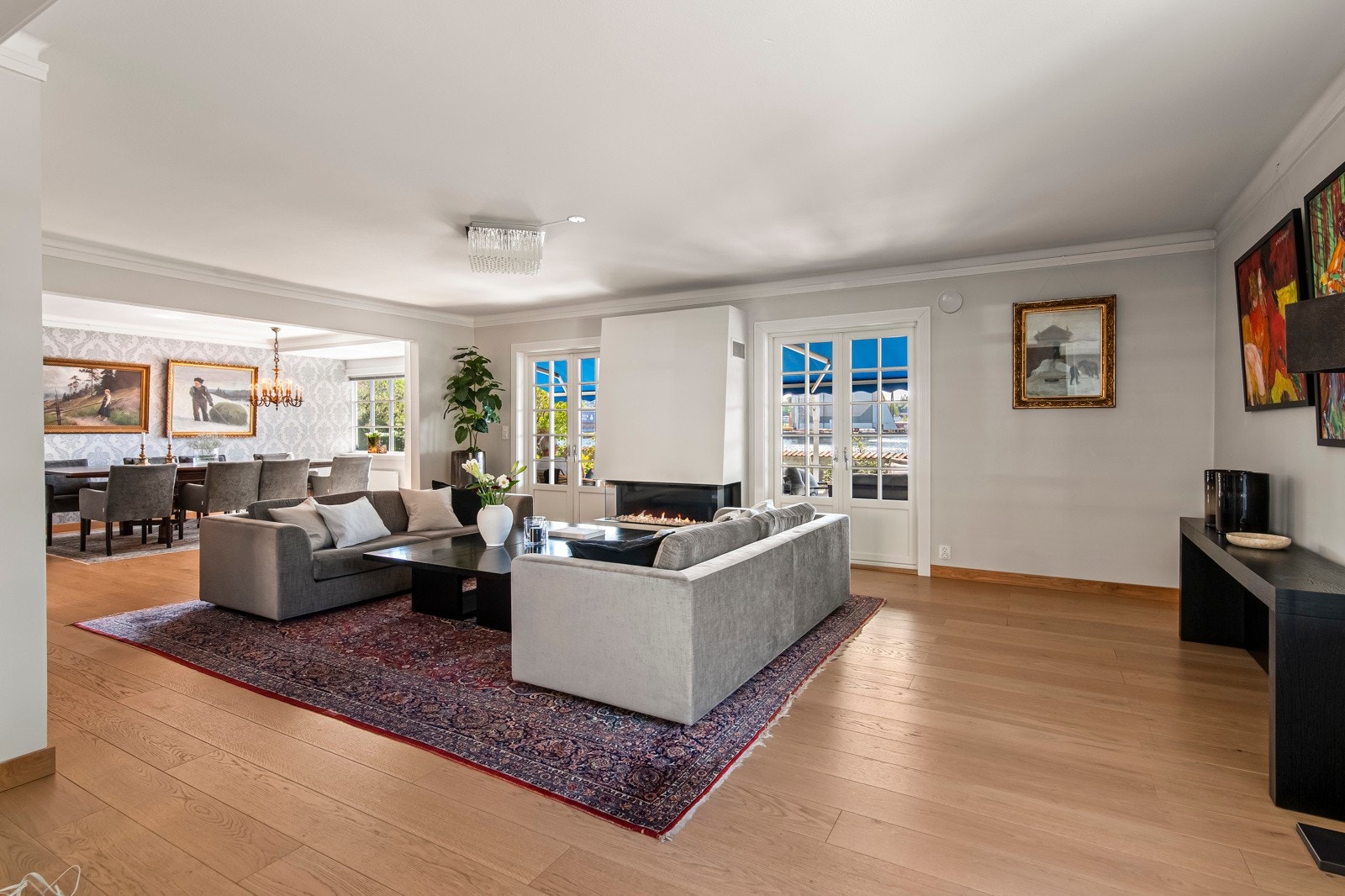 Fra stuen har du også utgang til en stor, fantastisk terrasseplatting som byr på misunnelsesverdig utsikt og upåklagelige solforhold - perfekt for avslapning og underholdning. Dette er et hjem som virkelig gir deg alt! Galleribilde