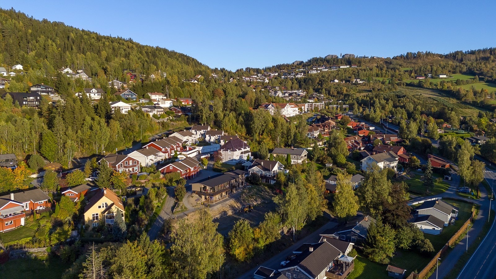 Eiendommen ligger i et etablert og attraktivt område sentralt på Lillehammer. Galleribilde