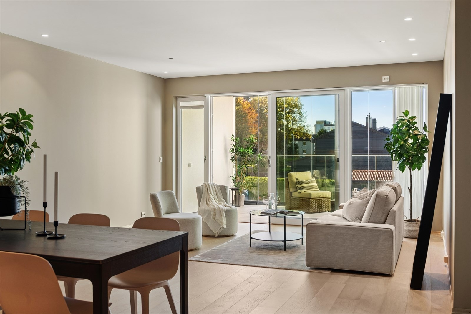 Lys og luftig stue med gode innredningsmuligheter. Galleribilde