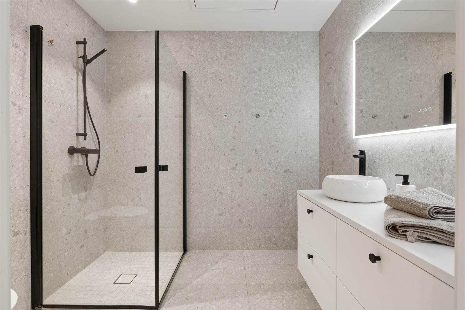 Boligen har totalt to moderne bad - begge levert av VikingBad med fliser og kvalitetsutstyr i gjennomført stil. Galleribilde