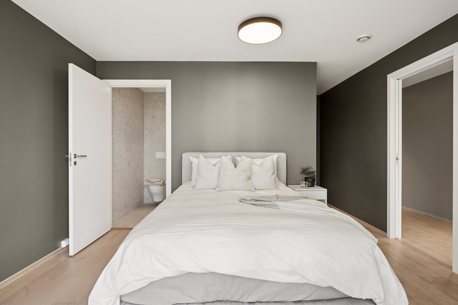 Hovedsoverommet er romslig og har eget tilknyttet bad, samt en praktisk kontorplass. Galleribilde