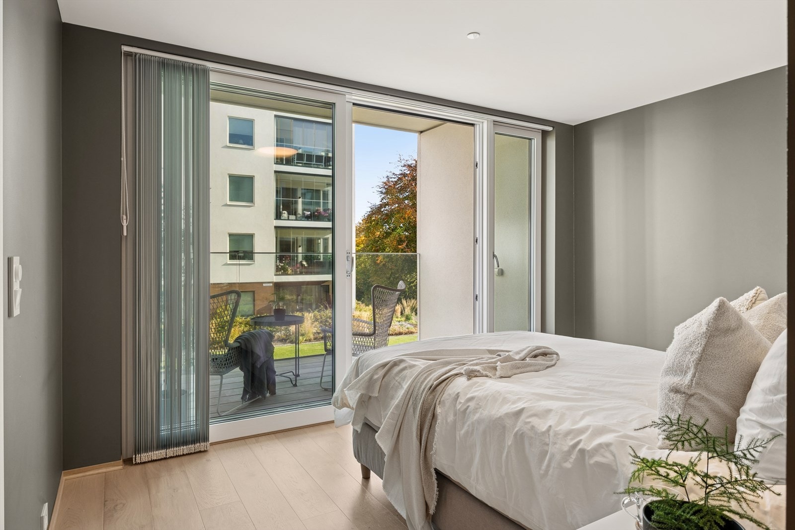 Begge soverommene ligger skjermet til, og har utgang til en egen, nordøstvendt balkong på ca. 7 m². Galleribilde