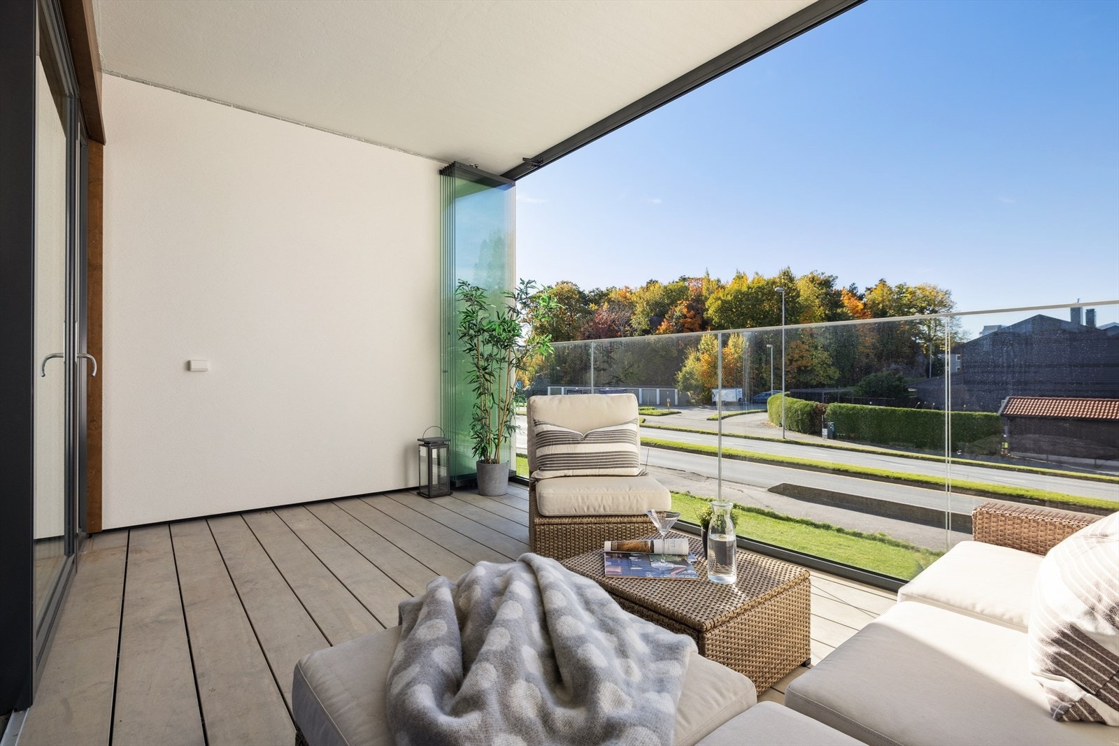 Bygget kles med Accoya, et miljøvennlig treverk med lang levetid og lite vedlikehold. Innglasset terrasse har samme materiale i gulvet, med brede bord uten synlige skruer eller spiker. Galleribilde