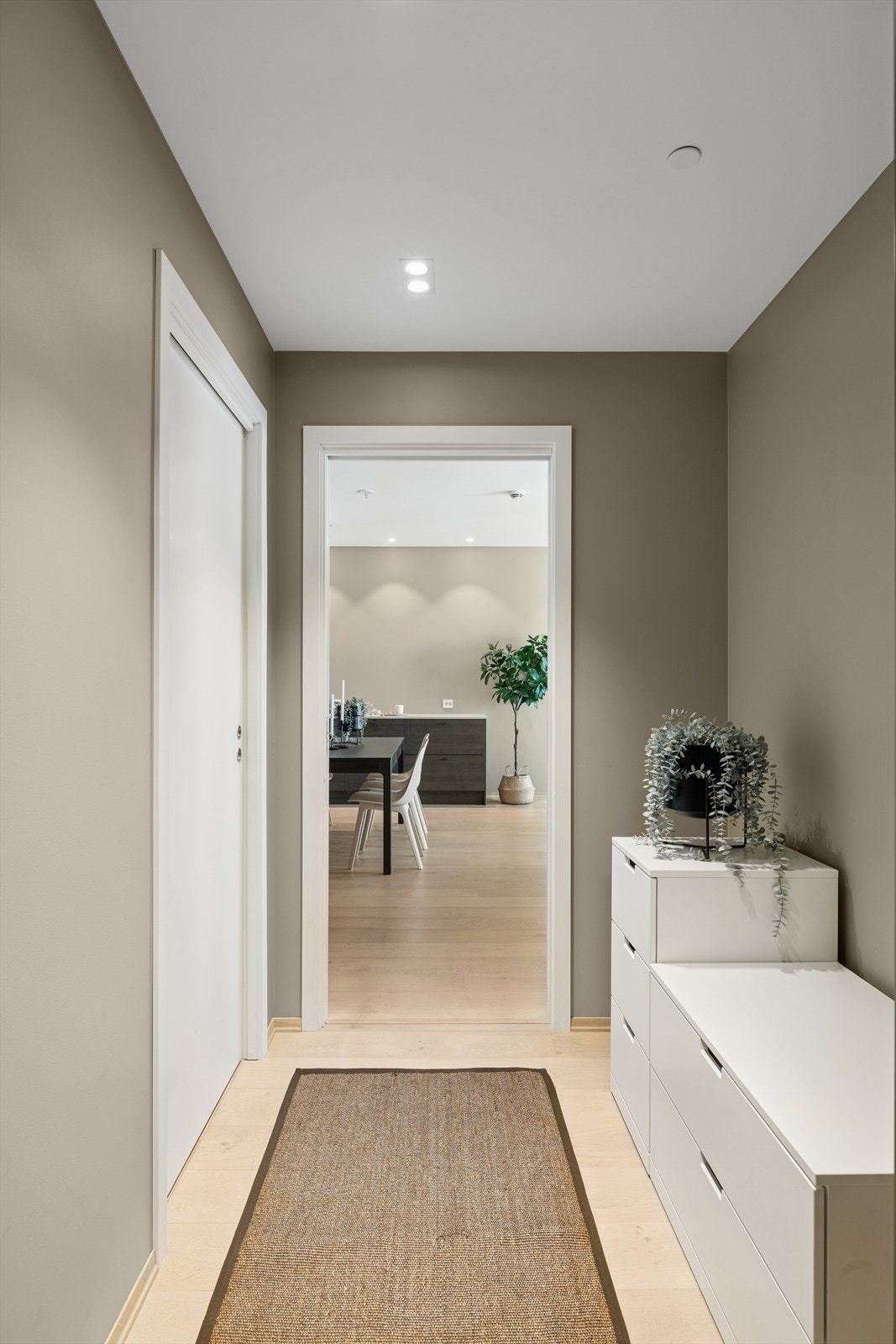 Når du entrer leiligheten, møtes du av en innbydende entré/gang med plass til å henge fra seg yttertøy og sko. Galleribilde