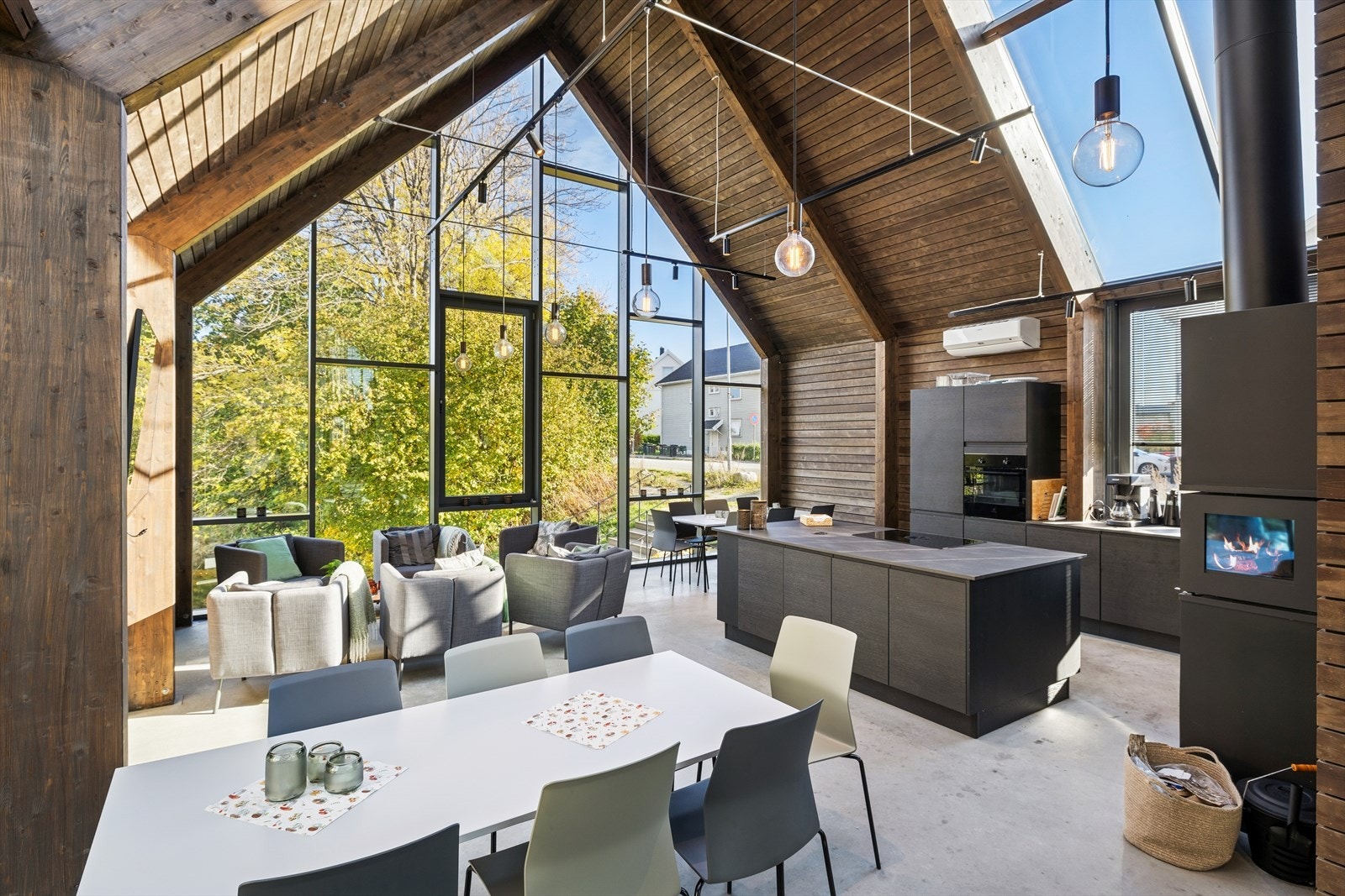 Felleshuset bookes i appen Sociale, og mer informasjon finnes i en mappe i Felleshuset. Lokalet er bl.a. ustyrt med kjøkken, peis, wc og sittegrupper. Galleribilde