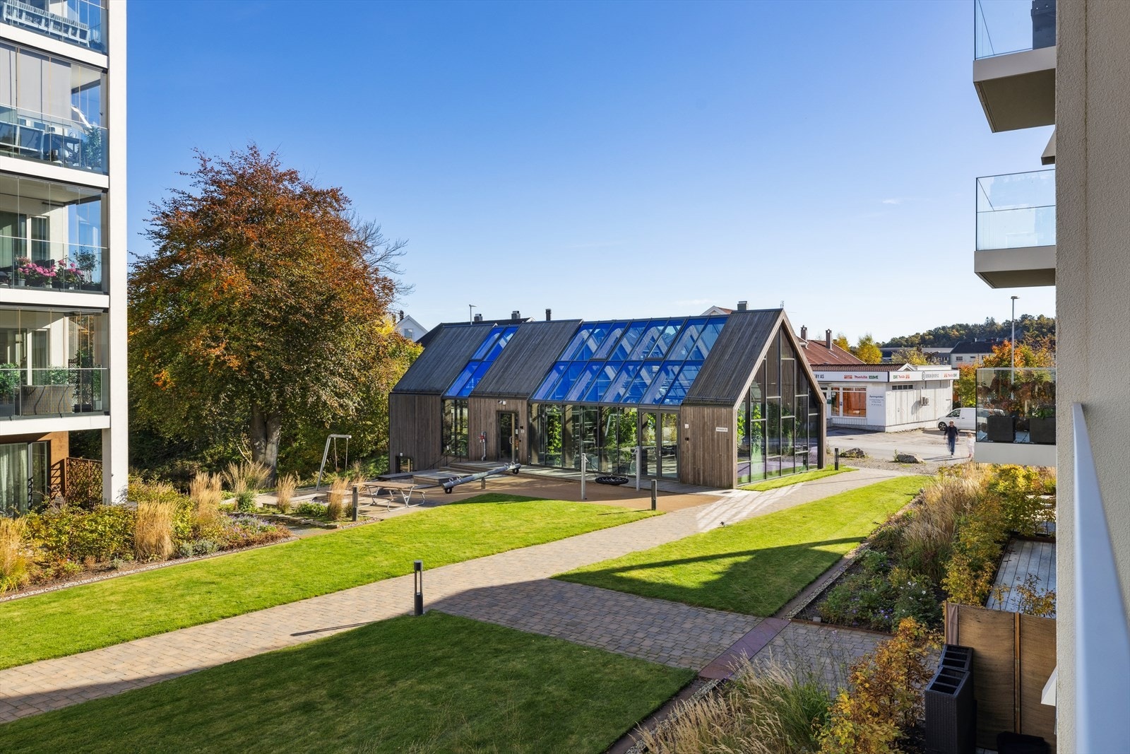 Fra balkongen er det flott utsikt mot rolig fellesareal. Galleribilde