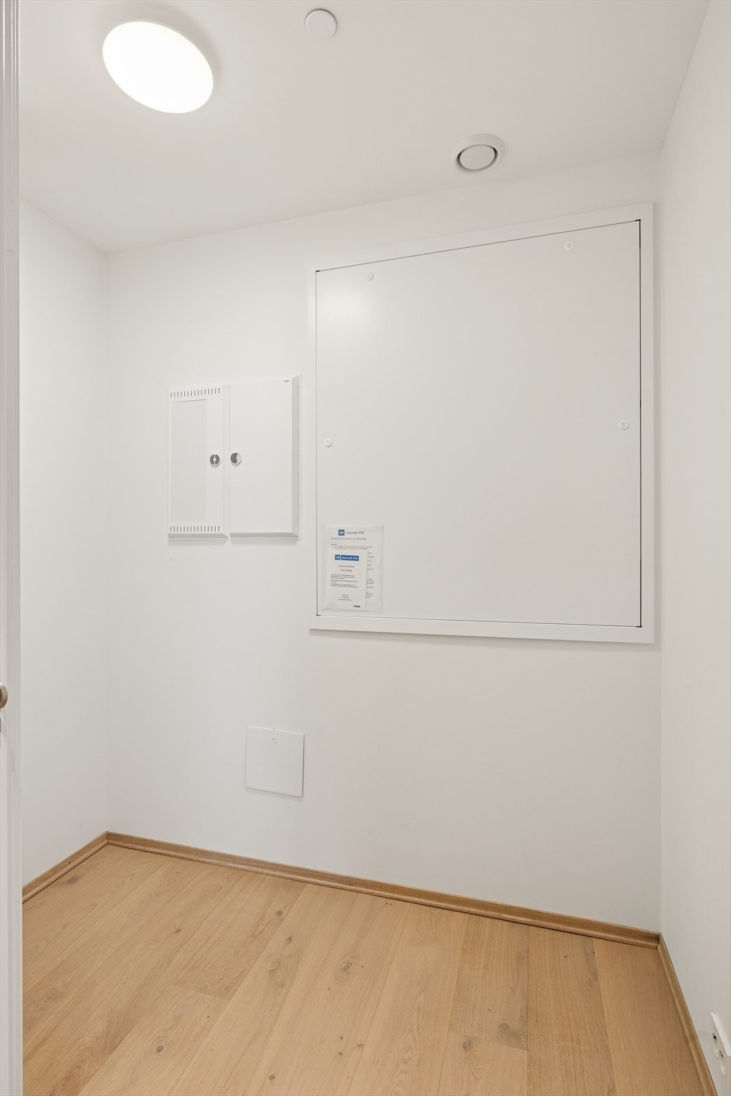 Rett ved inngangen har du enkel adkomst til en praktisk, innvendig bod. Medfølgende sportsbod i kjeller på 5m2 gir ekstra lagringsmuligheter Galleribilde