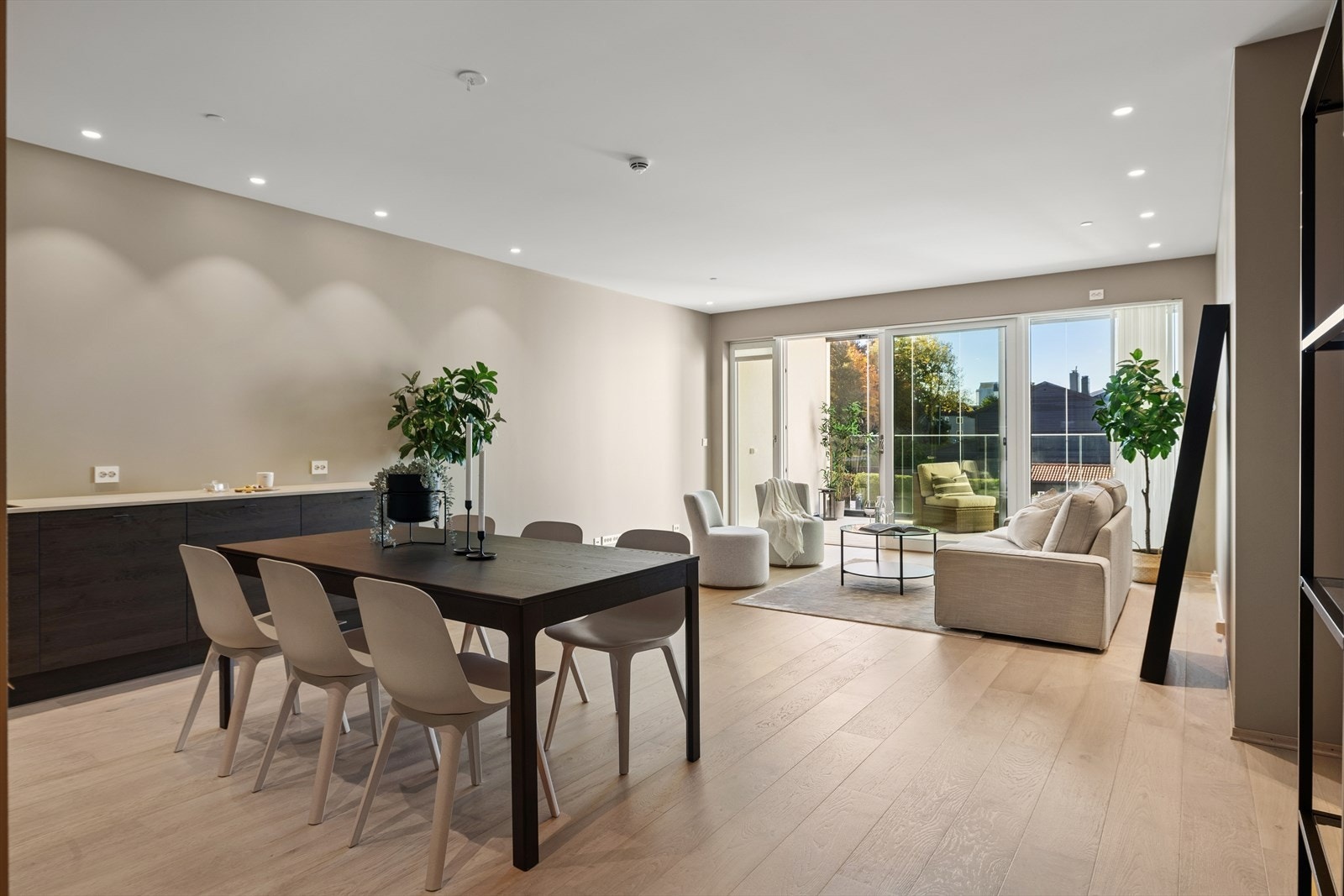 Leiligheten oppleves meget romslig (ca. 2.7m takh.) med et samlet stue/kjøkkenareal på hele 40m2. Enstavsparkett med vannbåren gulvvarme og balansert ventilasjon. Downlights i tak. Galleribilde