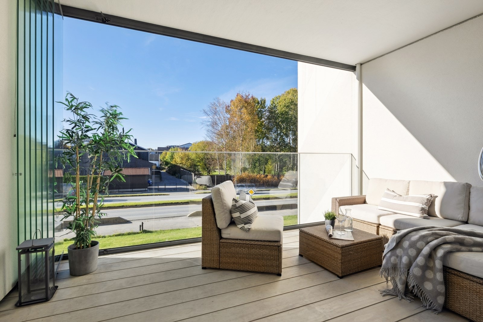 Fra stuen er det utgang til en stor inngl. sør-vv. balkong på ca. 13,5 m2. Galleribilde